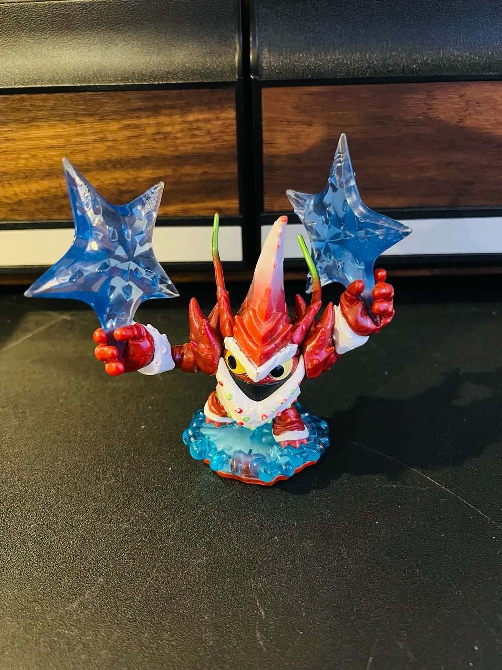 Skylanders Trap Team Winterfest Lob-Star Trap Master Figure